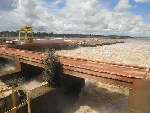 5 2 Revisão Bibliográfica 2.1 Aspectos Gerais da Dissipação de Energia As barragens são estruturas hidráulicas de grande porte projetadas para o controle de grande volume de água.