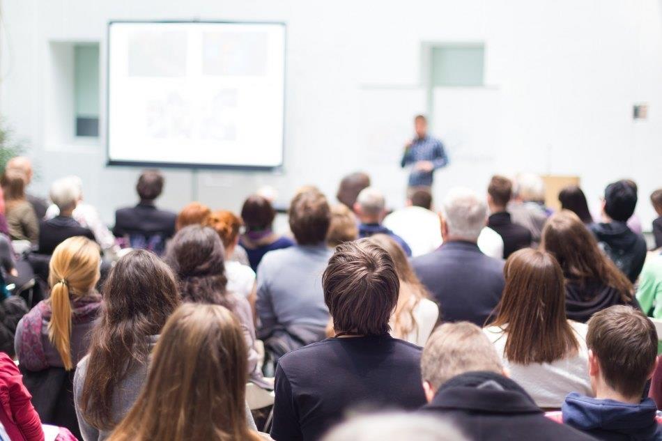 CURSOS E TREINAMENTOS Quem somos? Apeck Consultoria de Resultado Fundada em 1993 pelo Prof. Celso Peck do Amaral Ms.