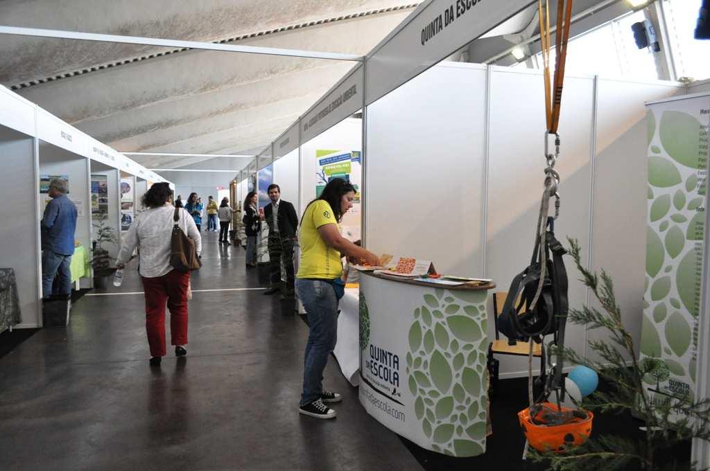 STAND TIPO (3x3m); STAND PRÓPRIO, sujeito a aprovação, sendo necessário o envio de fotos e descrição. 3.1.3. Os stands incluem: estruturas de montagem; instalação elétrica (iluminação e tomada); alcatifa.