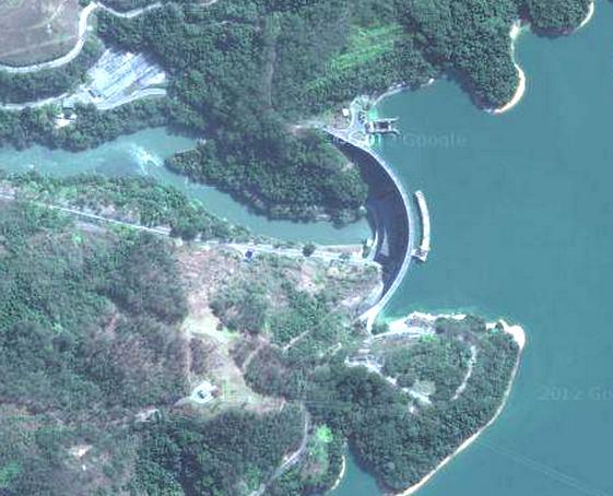 Com uma abóbada de concreto, com dupla curvatura, ela foi construída no rio Paraíba do Sul, em Resende, no Estado do Rio de Janeiro. Sua operação teve início em 1969.