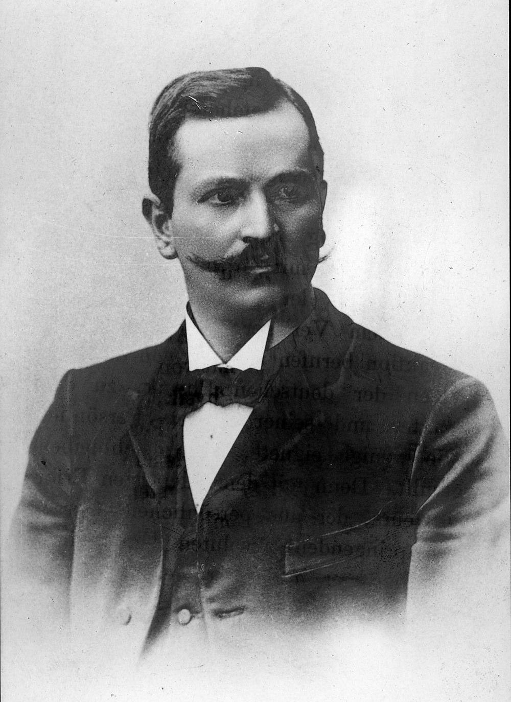 Modelo de Drude Sendo n densidade volumétrica de portadores a densidade de corrente J pode ser expressa como J = n q v = n q 2 τ m ε 1/ρ O modelo (1900) relaciona uma grandeza macroscópica que pode