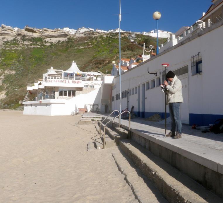 do paredão da praia; localizado em frente ao edifício da