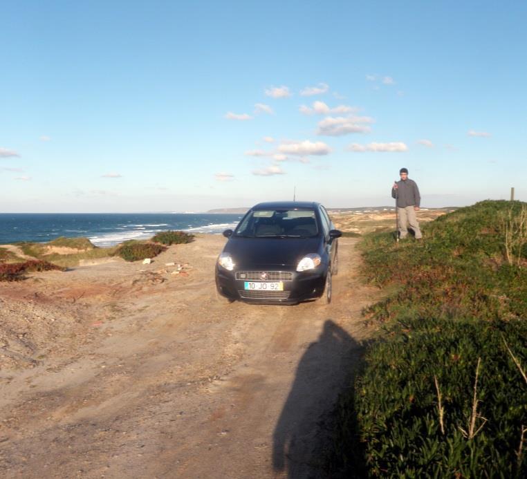 caminho de terra à direita do acesso principal à