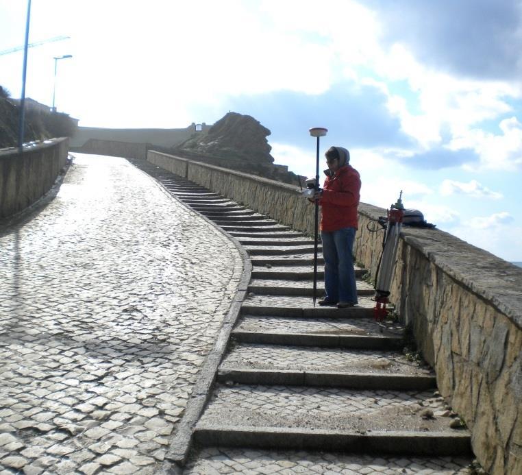 degraus da escadaria que ladeia o acesso sul à praia;