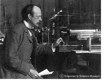 Experimento de Thomson: e/m O método de Thomson para medir a razão entre a carga dos elétrons e a sua massa consistia em fazer