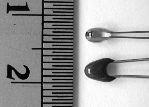 44 material semicondutor que constitui o termistor, alterando a sua condutividade elétrica, quando a temperatura é alterada.