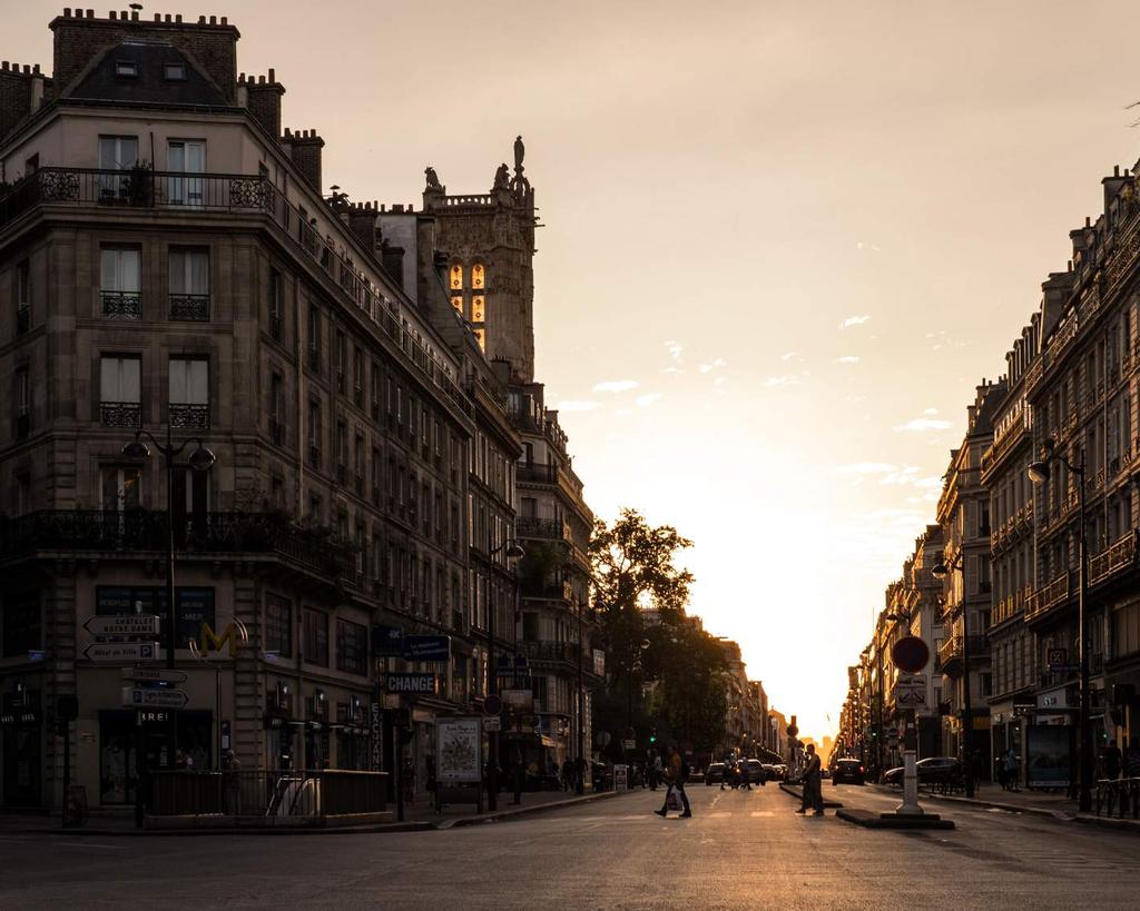 Em um paralelo com a cidade luz cada luminária transporta em seu nome algumas das 302 estações do metrô de Paris, sendo assim,