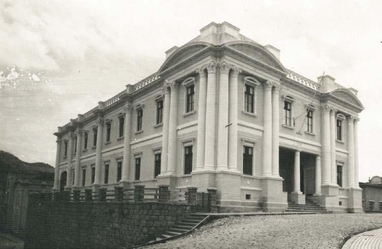 PATRIMÔNIO HISTÓRICO TOMBADO Situado no alto de uma pequena elevação, o edifício do Museu da Escola Catarinense predomina visualmente, tanto na Avenida Hercílio Luz como na Rua Saldanha Marinho.