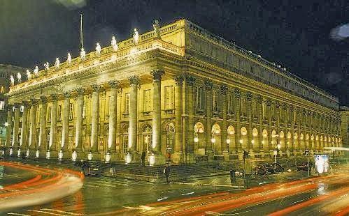 Neoclasicismo - Francia Gran Teatro de Burdeos / Victor Louis / 1773-1780 A decoração é simples e austeras fachadas Se usam elementos básicos da arquitetura clásica: colunas, ordens clássicas, arcos