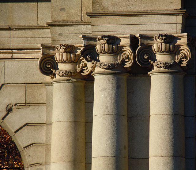 Neoclasicismo España Puerta de Alcalá / Francisco Sabatini/ 1768 1778 Ele tem uma semelhança com as construções da Acrópole em Atenas Fue construida en