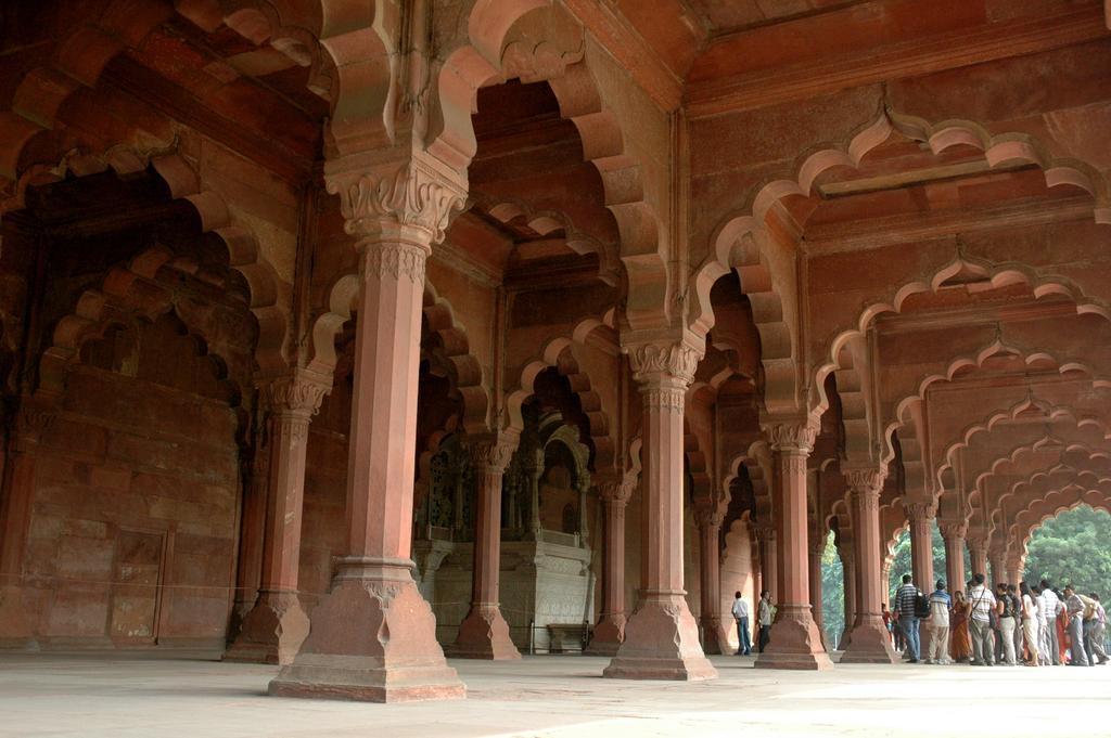 7º Dia 06 de março JAIPUR Pela manhã, visita ao célebre Forte de Amber, situado numa colina, com um antigo palácio de distinta arquitetura rajput (subida feita em dorso de elefante ou em jipe sujeito