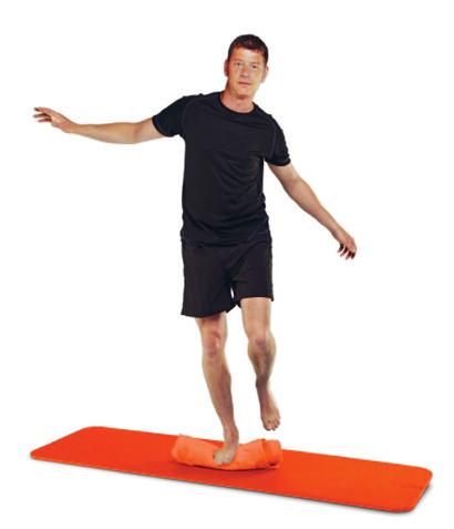 3 Exercício de equilíbrio Coordenação Equilibre-se em uma toalha enrolada.