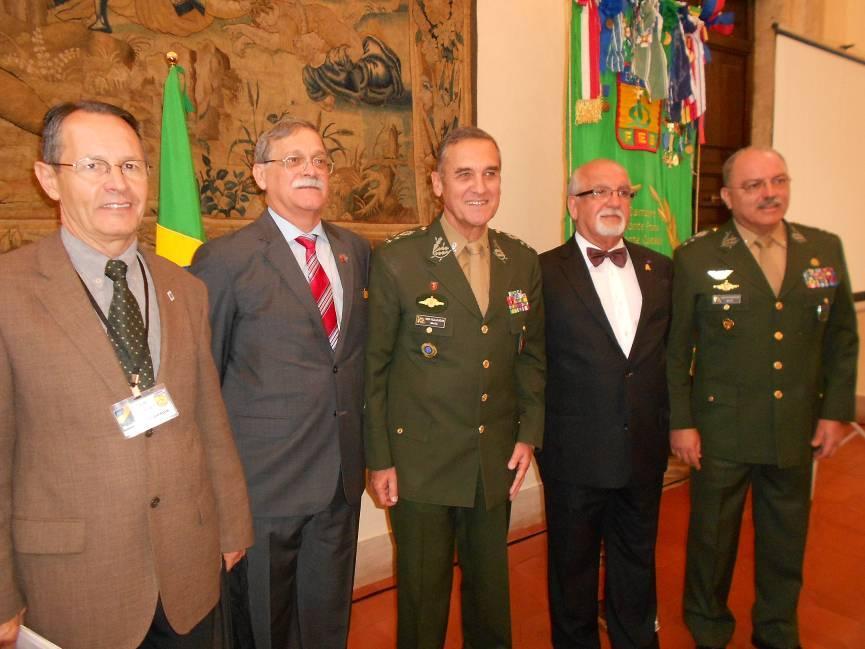 2 Oficiais da turma de 1974/AMAN com o Cmt do EB. Da Esquerda para a direita: Cel Caminha, Gen Bergo, Gen Villas Boas, Cel Barreto e Gen Etchegoyen.