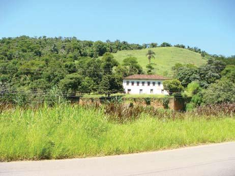 morro que mantém, em alguns trechos, densa