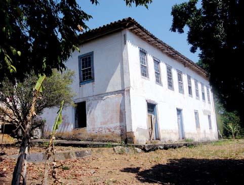 Edificação de aspecto sóbrio e forte, especialmente quando vista da chegada, devido ao arrimo em pedra e ao pano de alvenaria do porão com poucas aberturas.