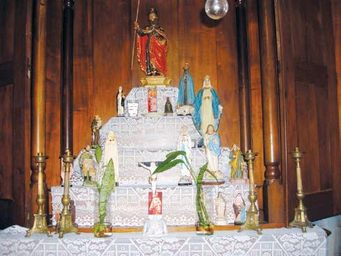 Com planta em U, jardim interno e acesso lateral localizado no platô superior, a casa-sede mantém uma pequena capela dedicada a São Thiago com altar e santuário