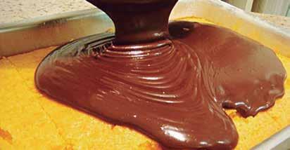 uma espátula de silicone, deixe ferver somente até o chocolate em barra derreter.