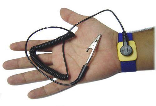 Pulseira antiestática A pulseira antiestática serve para descarregar a energia estática do nosso corpo antes de trabalharmos com um