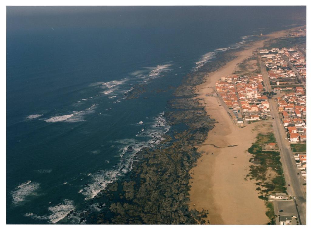 VIII Impacte de uma obra de protecção às actividades de uma comunidade piscatória: Formação de um tômbolo no litoral da Aguda Em Outubro de 2001 iniciou-se a obra, a qual se prolongou durante esse