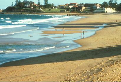 O Sistema de Posicionamento Global aplicado ao estudo de litorais arenosos Correntes de fuga Linha de praia Lomba Canal Terraço de maré a) b) Figura 2.3: Sistemas lomba-canal rítmicos.