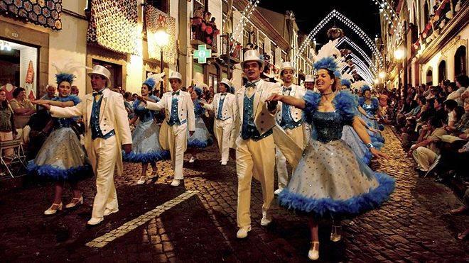 A cidade de Angra do Heroísmo está em festa A música bem patente nos diversos palcos pela cidade onde passam muitos artistas, a Feira Taurina que