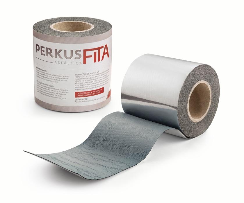 2.19. PERKUSFITA E GRAMPO DE FIXAÇÃO DE CUMEEIRA O PerkusFita é uma fita asfáltica de 15cm x 10m (largura x comprimento), utilizada para instalação de cumeeira seca, sem uso de qualquer tipo de massa