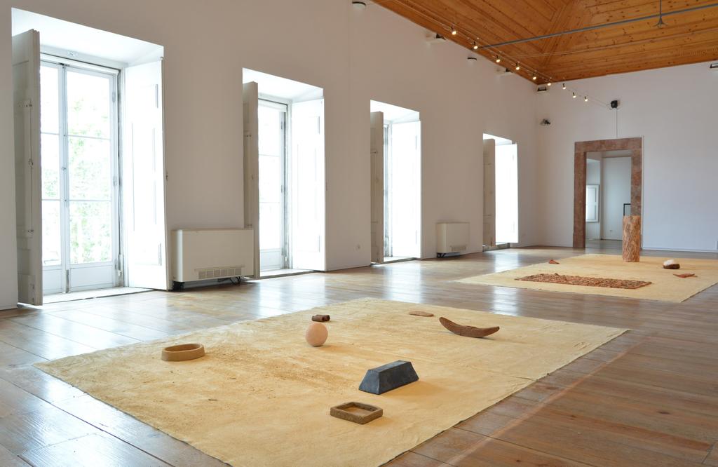 Sérgio Carronha (Artista convidado) Sala de Tavira, 2016 Conjunto de peças em cerâmica, terra, sal,