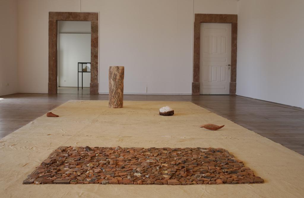 Sérgio Carronha (Artista convidado) Sala de Tavira, 2016 Conjunto de peças em cerâmica, terra, sal,