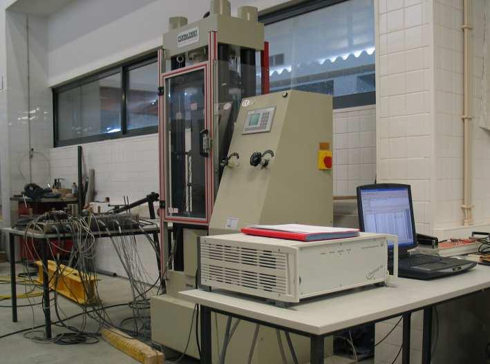 Laboratório do Núcleo de Betões do LNEC que dispõe de uma prensa servocontrolada (Figura 4.1) da marca Form+Test/Seidner com capacidade de carga até 5000kN ou de imposição de deslocamentos até 100 mm.