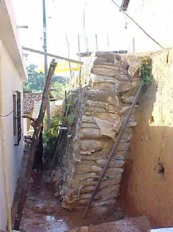 81 Os principais problemas relacionados com este tipo construtivo foram os problemas erosivos no solo-cimento (o que gera um péssimo aspecto visual da obra).
