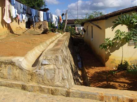 88 Figura 4.30: Canaletas interligadas à linha d água da pavimentação no município de Igarassu. Figura 4.31: Escadaria com canaletas nas laterais no Município de Igarassu.