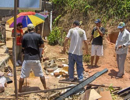 Foram coletadas 2 (dois) diferentes tipos de amostras deformadas no local, obtidas através de sondagem com trado de 4 : o Em cápsulas, para determinação de umidade e elaboração do perfil de umidade