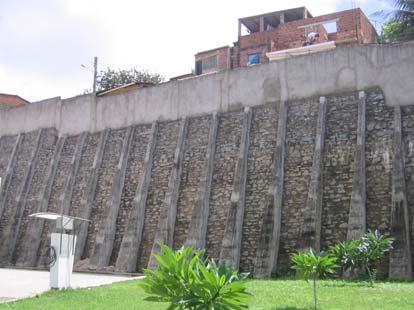 Devem ser previstas juntas com espaçamento máximo de 6 m. Estas devem ser protegidas com tiras de geotêxtil de forma a evitar a fuga do solo.