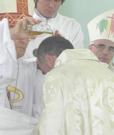 Unção da cabeça Entrega do Evangelho Entrega das insígnias; Acolhida no colégio