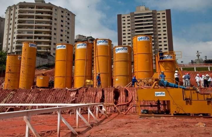 Silos de água, lama bentonítica