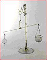 Balança Hidrostática Figuras 6 e 7: Réplica da Balança Hidrostática da metade do Século 17, de Florença; feita de vidro. Dimensões: altura 323 mm, comprimento do braço 265 mm.