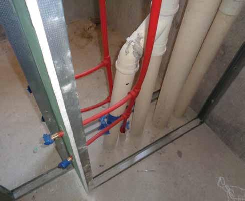 Para atendimento a este quesito da norma de desempenho, todas as passagens hidrossanitárias devem estar localizadas em shafts e externos às paredes.