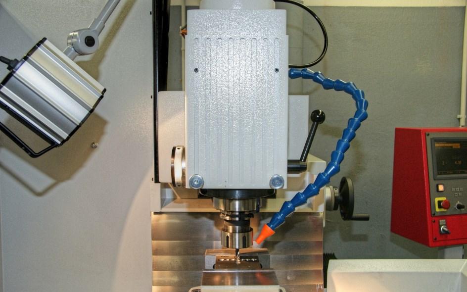 Centro de Usinagem CNC A tecnologia CNC permite a usinagem de peças de forma automática através de um comando computadorizado utilizando a movimentação simultânea e interpolada de diversos