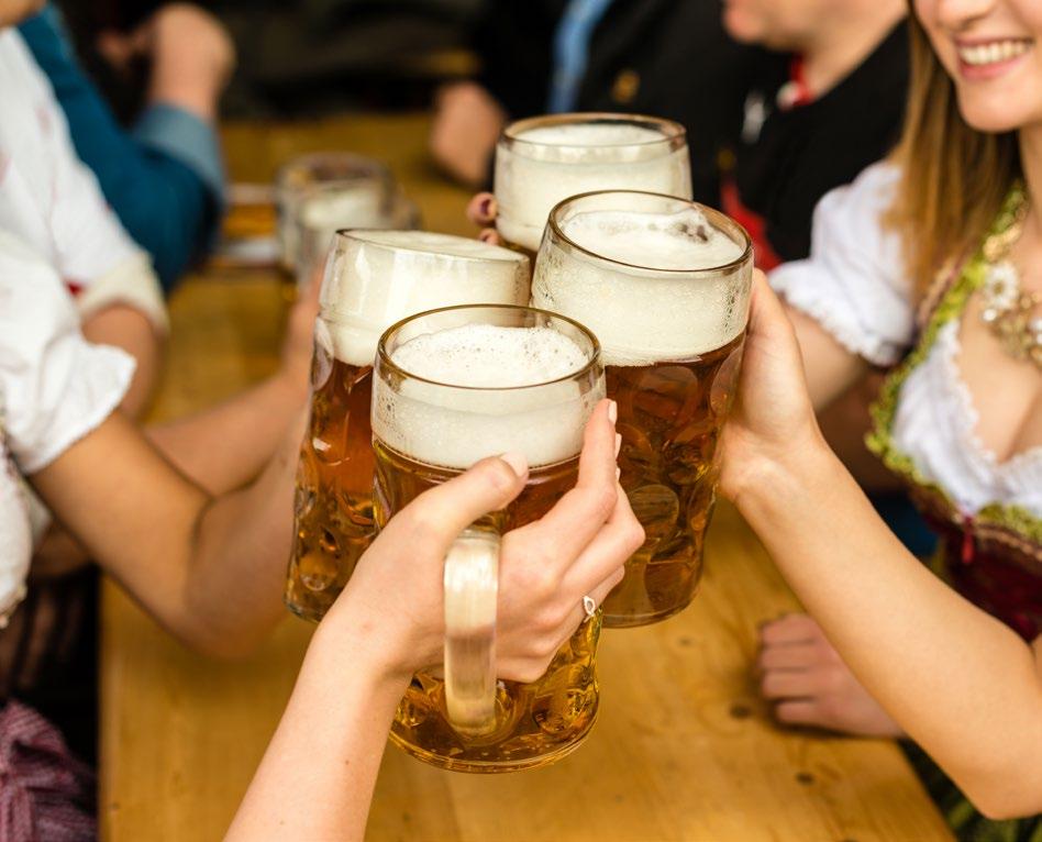 2 OKTOBERFEST Ainda nos séculos passados, com a proibição da fabricação de cerveja no verão, as últimas cervejas eram produzidas em março e tinham um teor alcóolico levemente maior, assim como uma