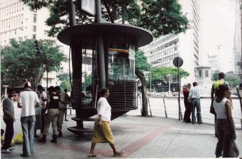 cartilha CREA 10/24/06 1:52 PM Page 16 Foto 2 - Posto Policial Sinalizado com Piso Tátil de Alerta Dica 1: Apesar da Norma Brasileira ABNT NBR 9050/2004 permitir a largura mínima de 25cm,