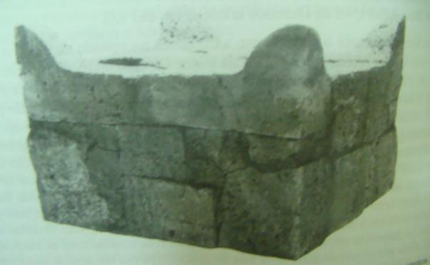 Pedras de arenito (três inteira e uma quebrada) que formavam os chifres de um altar desmanchado (1,6x1,6x1,6m) foram encontradas, fazendo parte dos muros de uma armazém.