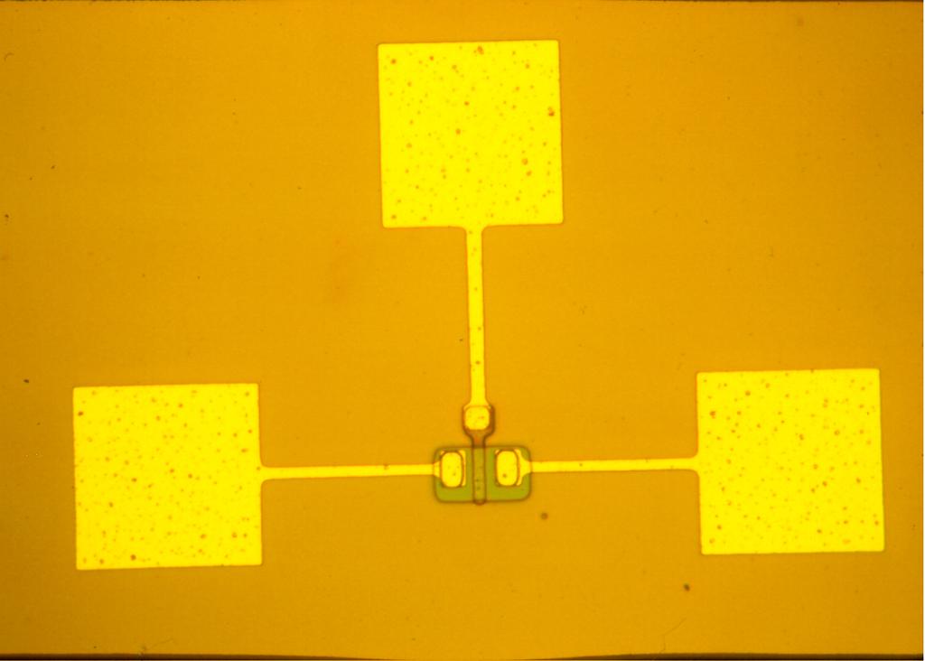 Transistor MOSFET (Metal-Oxide-Semiconductor Field Effect Transistor, canal, tipo Enriquecimento) V DS I DS Metal (condutor) V GS orta W I DS Óxido de porta (isolante) x ox V GS + Fonte L +
