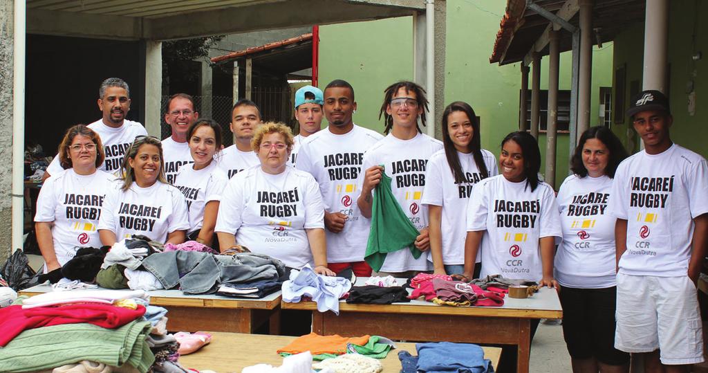 Atletas e familiares do Jacareí Rugby participam da campanha Foto: Tales Mendes Campanha do Agasalho 2016 na via Dutra Ajude a aquecer o inverno de quem precisa Até o dia 30 de junho, a CCR NovaDutra