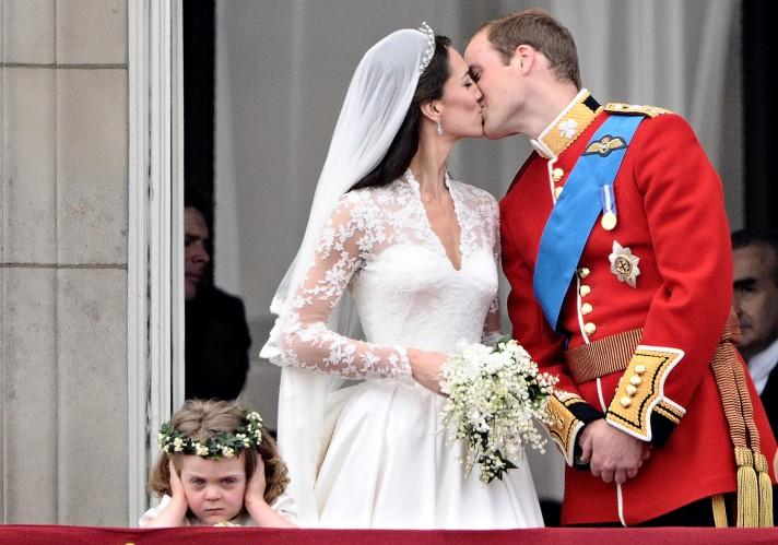 No casamento do príncipe William com Kate Middleton, a cena da daminha incomodada com a ovação do público que ficou famosa e correu o mundo.