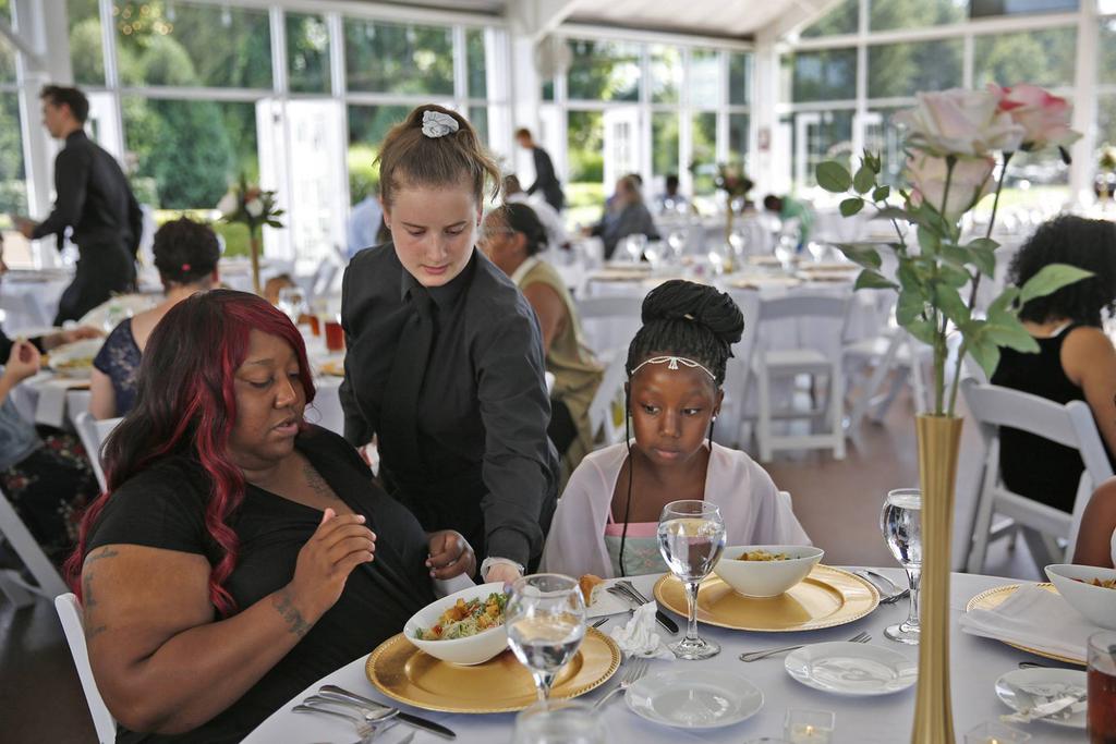 Trishell Crawford e sua filha Jacqueline, duas das convidadas ao banquete de caridade. KELLY WILKINSON AP A noiva, Sarah Cummins, de Indiana (EUA) achou que seria um absurdo jogar fora os 30.