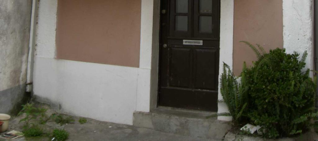 A fachada virada a Sul, abre no rés-do-chão com uma porta de uma folha, de abrir, com cantaria pétrea simples. A mesma é coberta com um pequeno telheiro, cuja cobertura é de chapa de fibro-cimento.