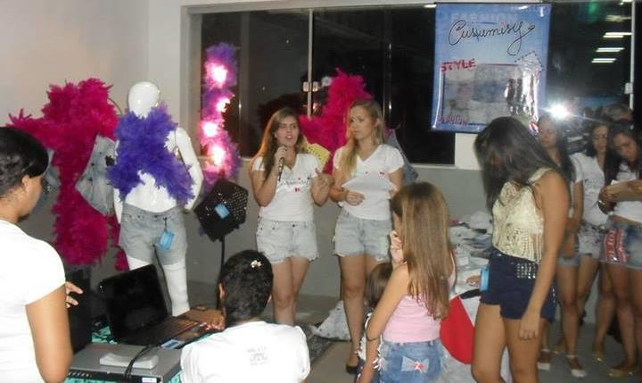 INOVAR 2013: Grupo 03 Custumisy O Grupo 03 idealizou uma forma irreverente de reaproveitar roupas jeans que as pessoas, principalmente as mulheres, não utilizam mais por estarem fora de moda ou em