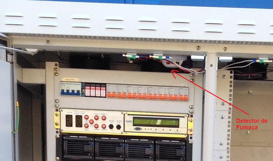 2.11 Detector de Fumaça Todas as OPSS são equipadas com Conventional Photoelectric Smoke Detector 24V with Relay Output (Dry Contact (detector de fumaça) montado na parte interna do fechamento