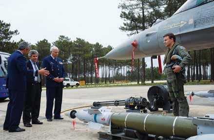 Depois de um briefing sobre a Força Aérea Portuguesa, proferido pelo MGen José Tareco, foram visitadas as aeronaves sedeadas naquela Base Aérea.