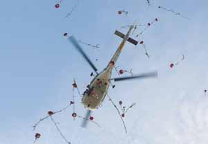 Alouette III lança chuva de cravos no 25 de Abril Um Alouette III da Esquadra 552 da Base Aérea de Beja, sobrevoou no dia 25 de Abril o Largo de Camões, em Lisboa, lançando uma chuva de cravos,